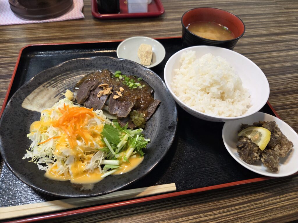 農林水産省敷地内の食堂で食べたクジラ三昧定食